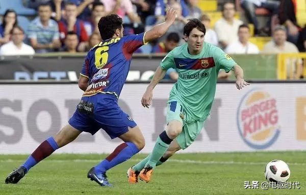 实战简单过人技巧,双变向过人如何做到精髓