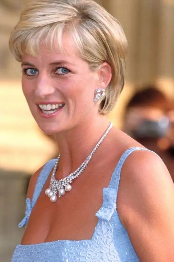 戴妃经典款戒指,戴妃蓝宝石珠宝