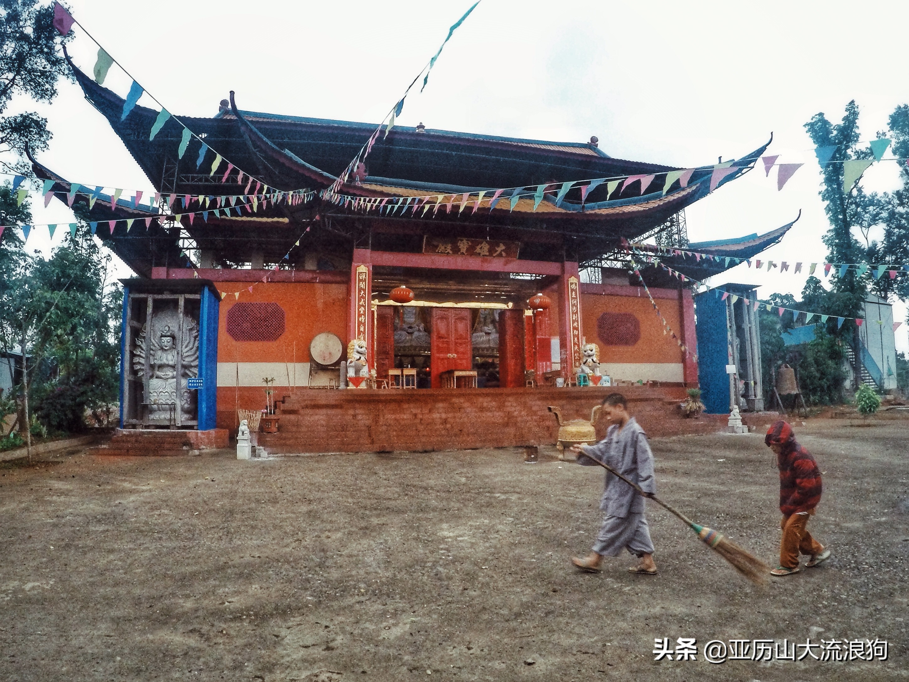 中缅边境的佛寺,旅途中遇到藏区僧人