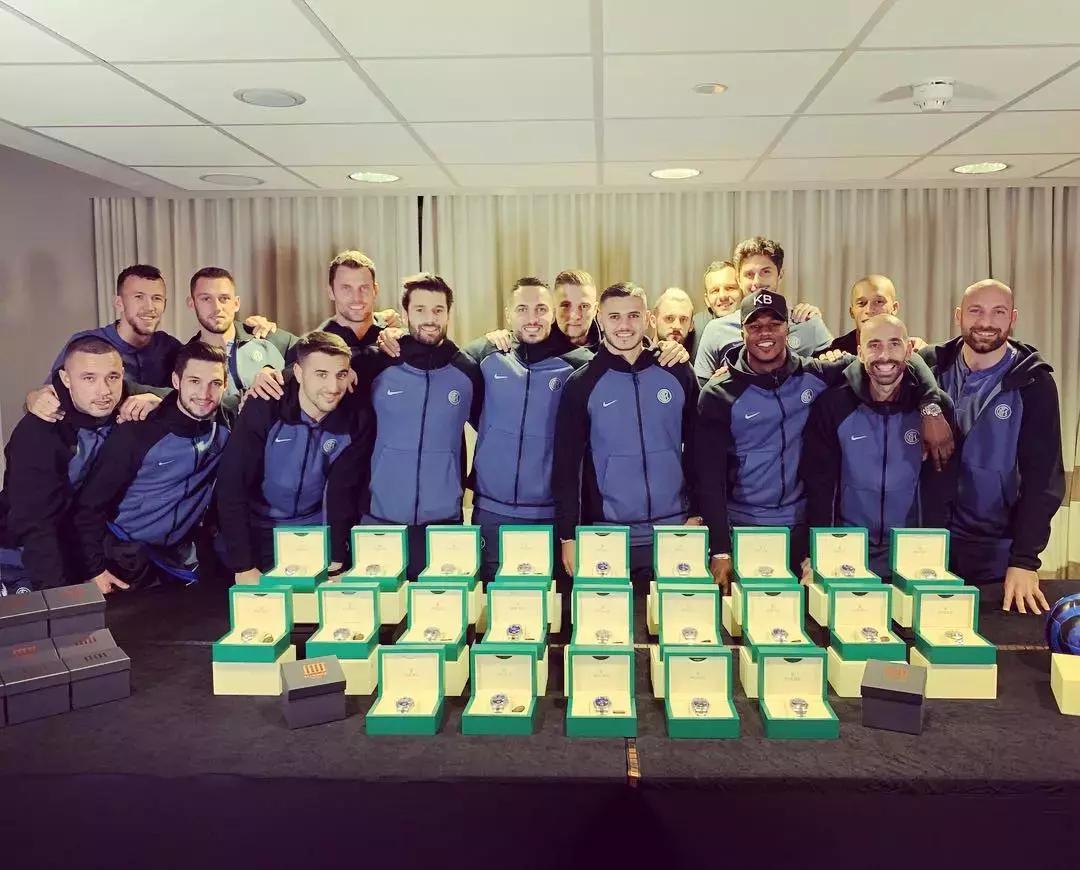 比利时球星都喜欢送礼物,球星给球员送礼物