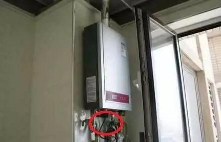 热水器下边一个管子卸不掉怎么办,热水器下面一个管漏了怎么更换