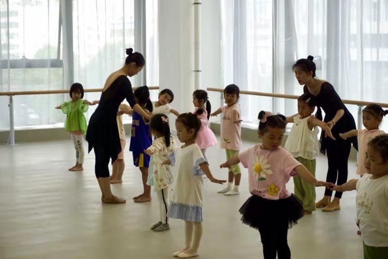 陕西小天鹅艺术团幼儿艺术怎么样,少儿舞蹈西安小天鹅艺术团