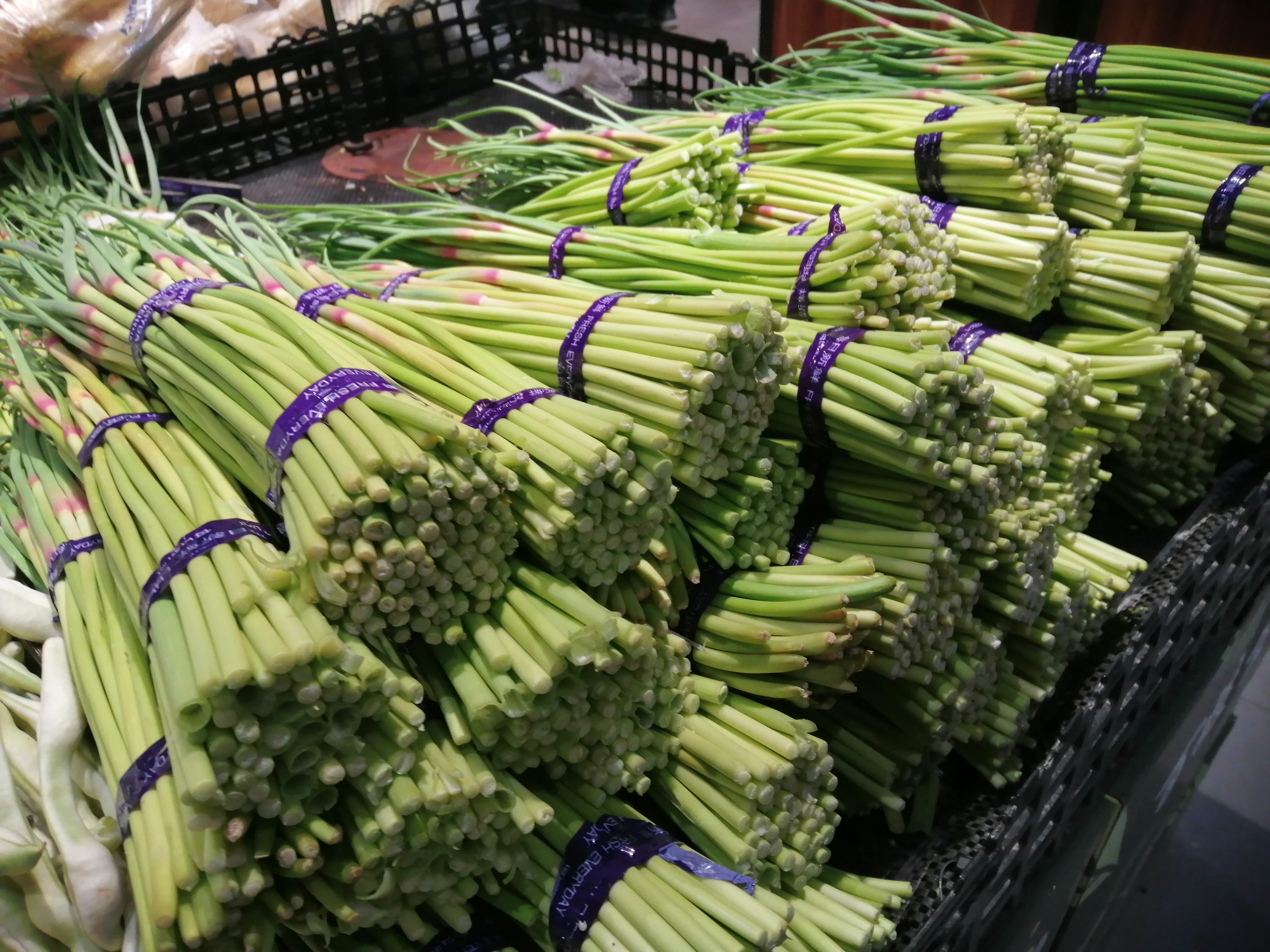蒜苔和红帽蒜苔有区别吗,蒜苔青帽和红帽有什么区别