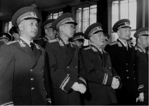 毛主席去青岛视察，顺便去肖劲光家做客：让你夫人做个苦瓜炒鸭子