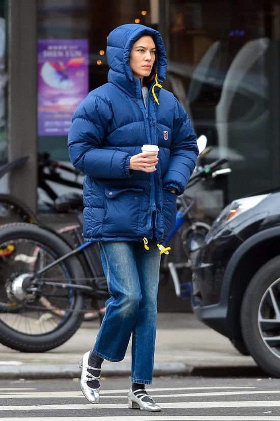 鞋柜必备这4双小白鞋百搭又时髦,复古英伦风玛丽珍鞋怎么搭配