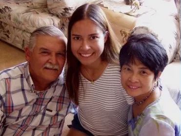 无手臂女孩开车,无臂女孩用脚玩王者荣耀