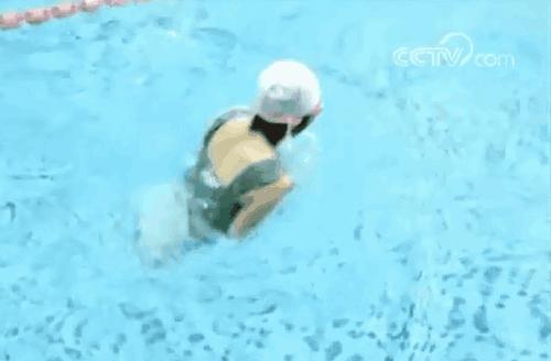 她3岁惨遭父母抛弃,无腿女孩截肢后被父母狠心遗弃