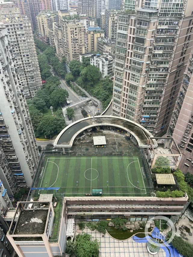 重庆最火爆的足球场,重庆空中球场视频