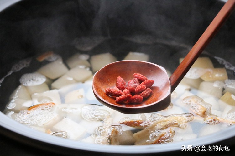 秋季这样吃梨加倍润肺止咳,秋季要多吃哪些食物