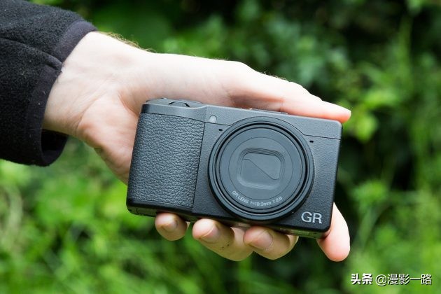 理光GRIII数码相机还是街拍神器吗？对比GRII有哪些优势和不足？