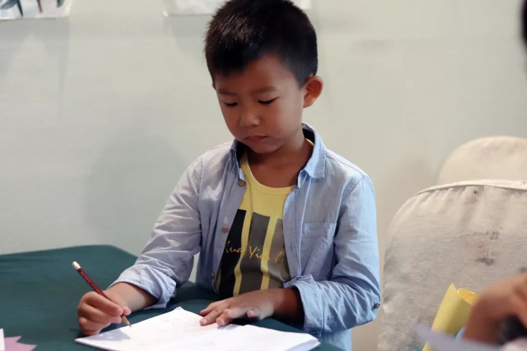 番薯汉桥夏令营进行时|书法剪纸绘画设计篮球和吃西瓜比赛