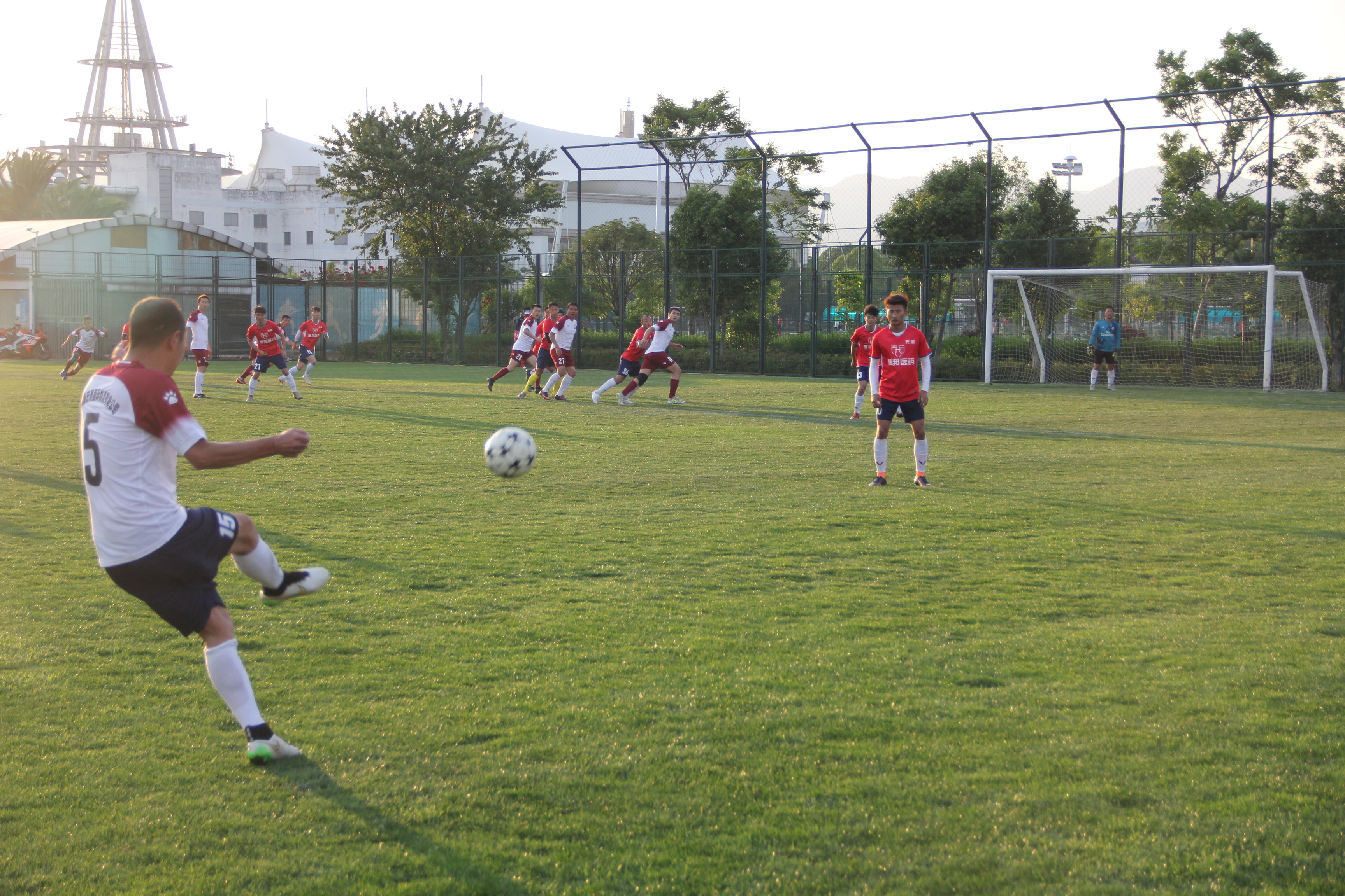 志航杯快乐周末足球赛：乐动五战全胜鑫宏鹰老当益壮