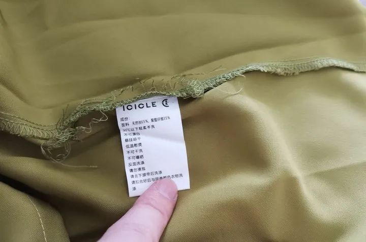 一件衣服卖2400元,一件衣服卖1000美元