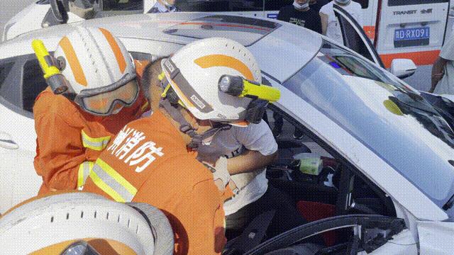 惊险一幕两车相撞幸好没什么大事,两车相撞惊险视频