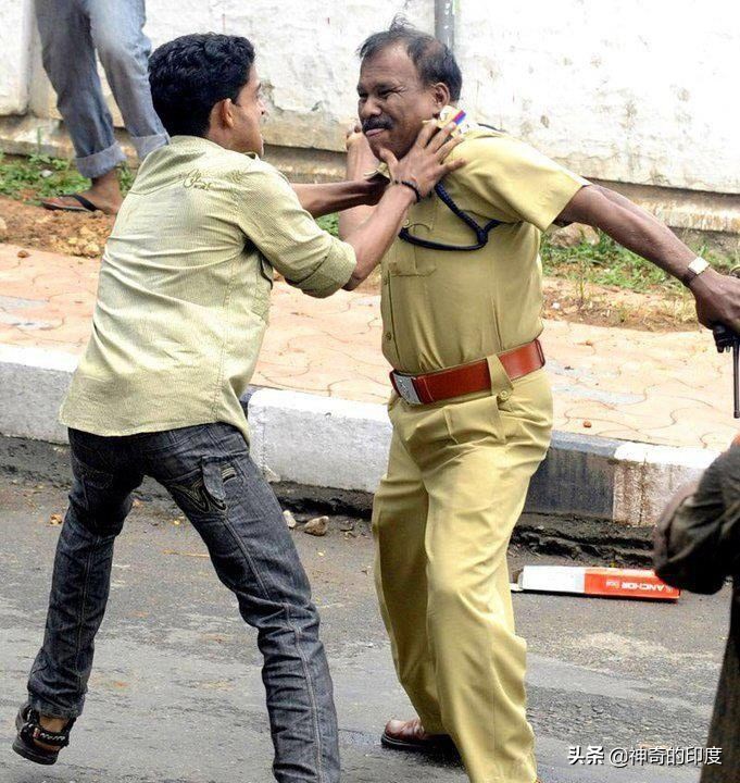 印度警察遭遇枪杀,印度警察枪杀少年