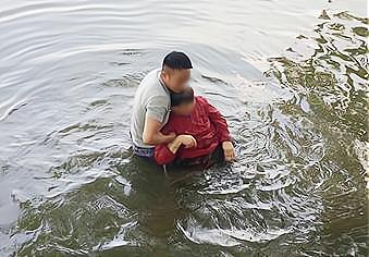 发现有人心脏骤停,心跳呼吸均停止的触电者急救方法