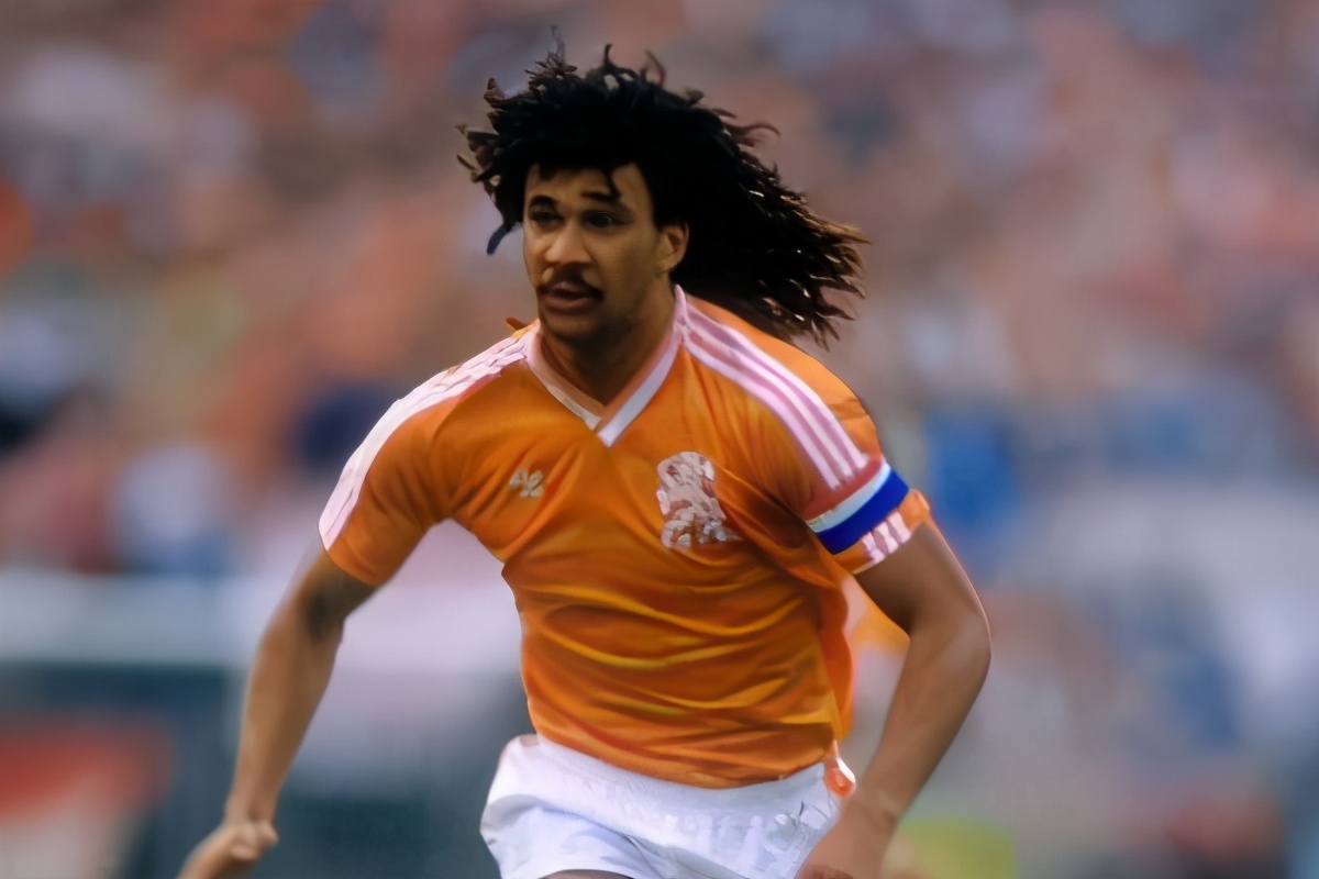 身披10号球衣,足球巨星排名贝利