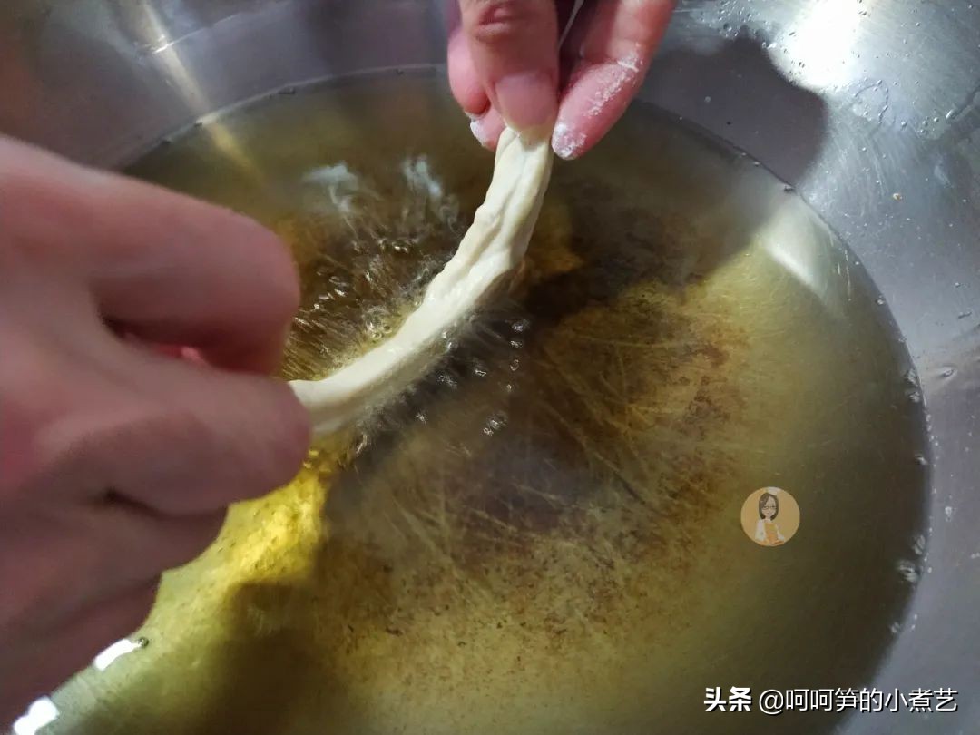 油条新方法不揉面不擀面蓬松柔软,油条为啥蓬松