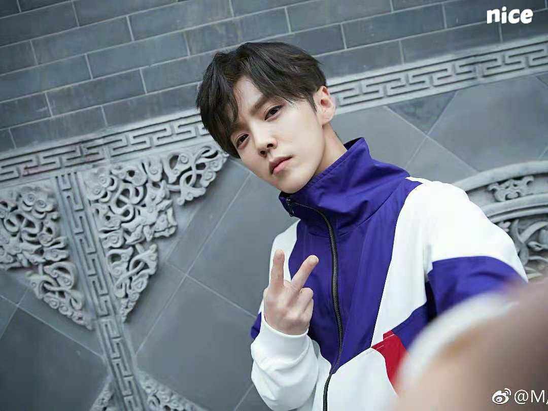 鹿晗谈公布恋情，现身北京胡同准备神秘节目