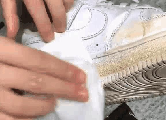 擦鞋神器鞋边发黄了怎么洗,小白鞋发黄神器靠谱吗