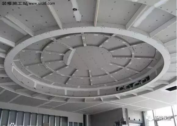 轻钢龙骨石膏板造型吊顶施工视频,石膏板天花吊顶施工全过程