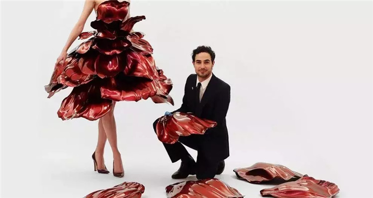 破产的辛德瑞拉ZacPosen！看来裙子再好看，人们买不起也没用