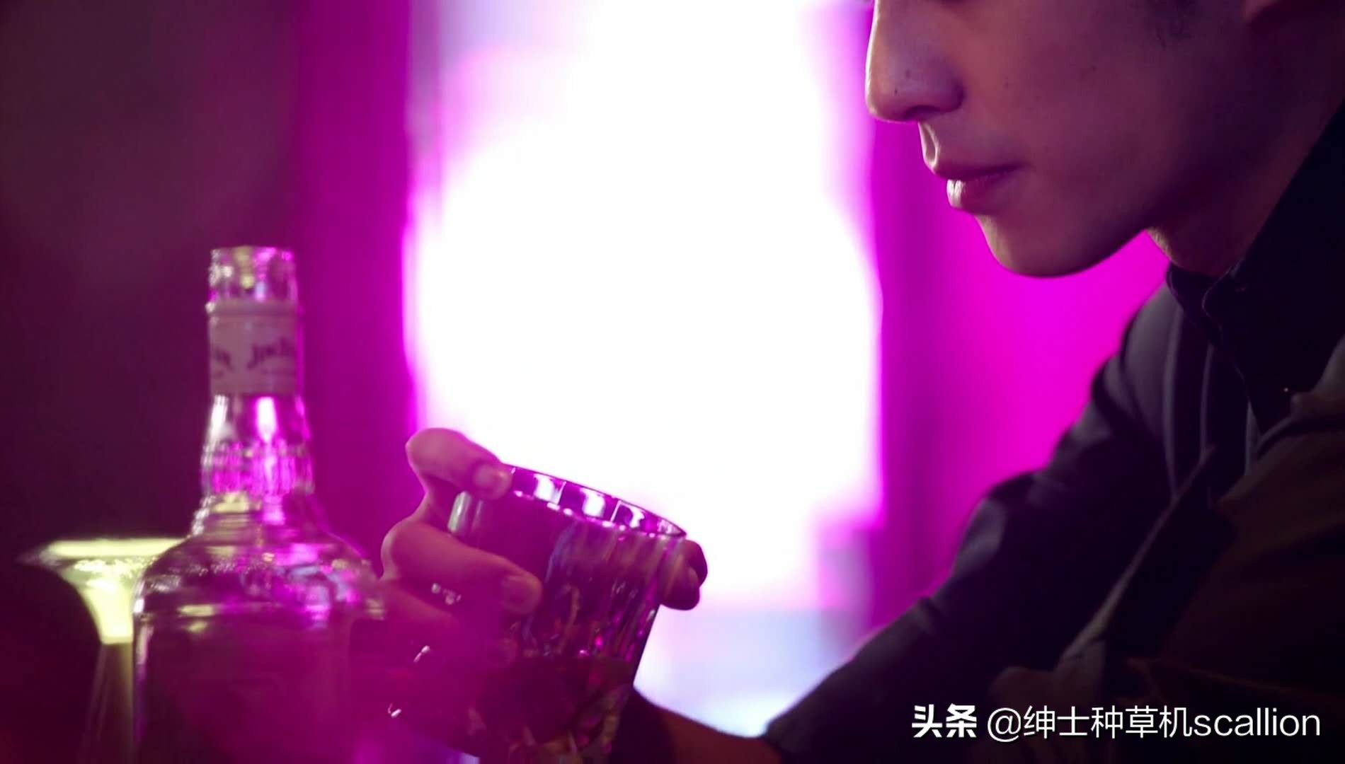 从影视剧看穿搭十一：万能的色调、高贵的象征——黑色衬衫