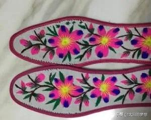 绣双鞋垫送情郎,做两双鞋垫送情郎