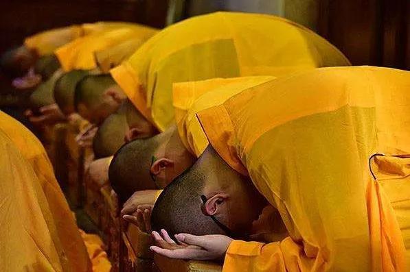 拜佛一定要有八个动作,拜佛最正确的动作