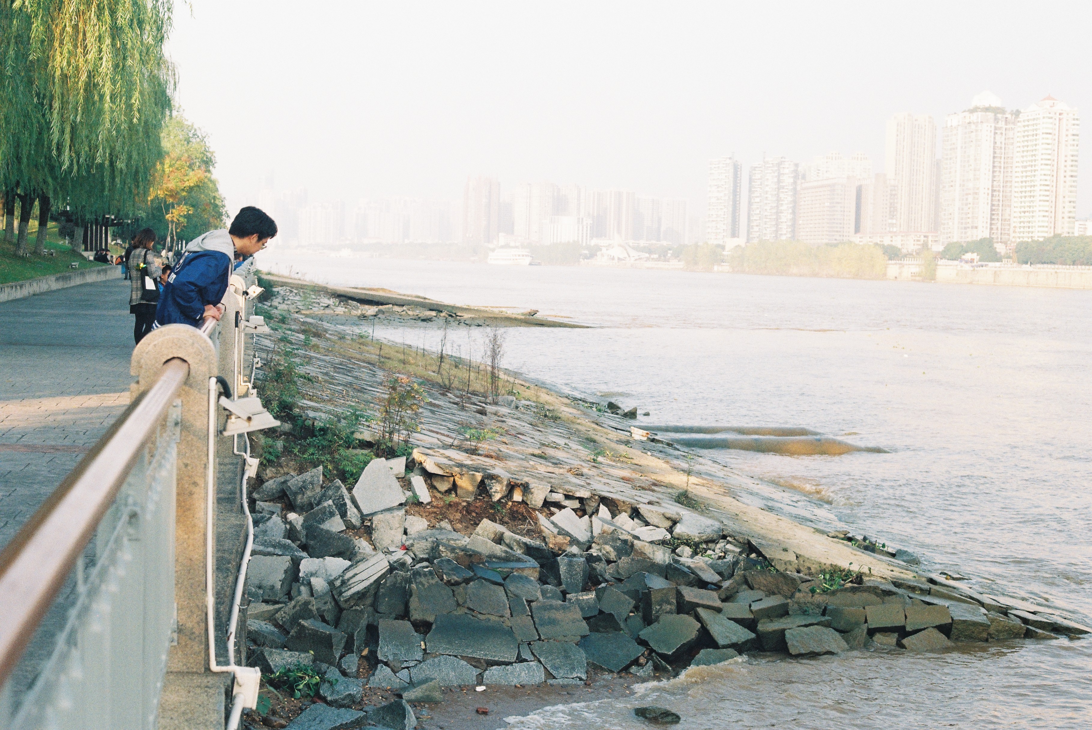 胶片拍出来不晒是什么样子的,日系胶片拍摄过程