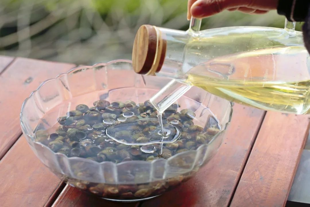 螺蛳洗完还有沙？我来教你这一招，田螺拼命吐沙，拦都拦不住