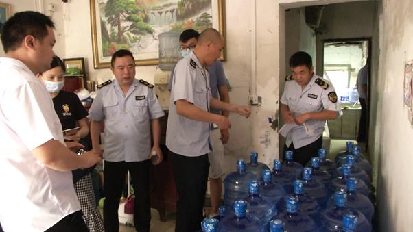 不合格桶装水作坊曝光,汉川整治桶装饮用水
