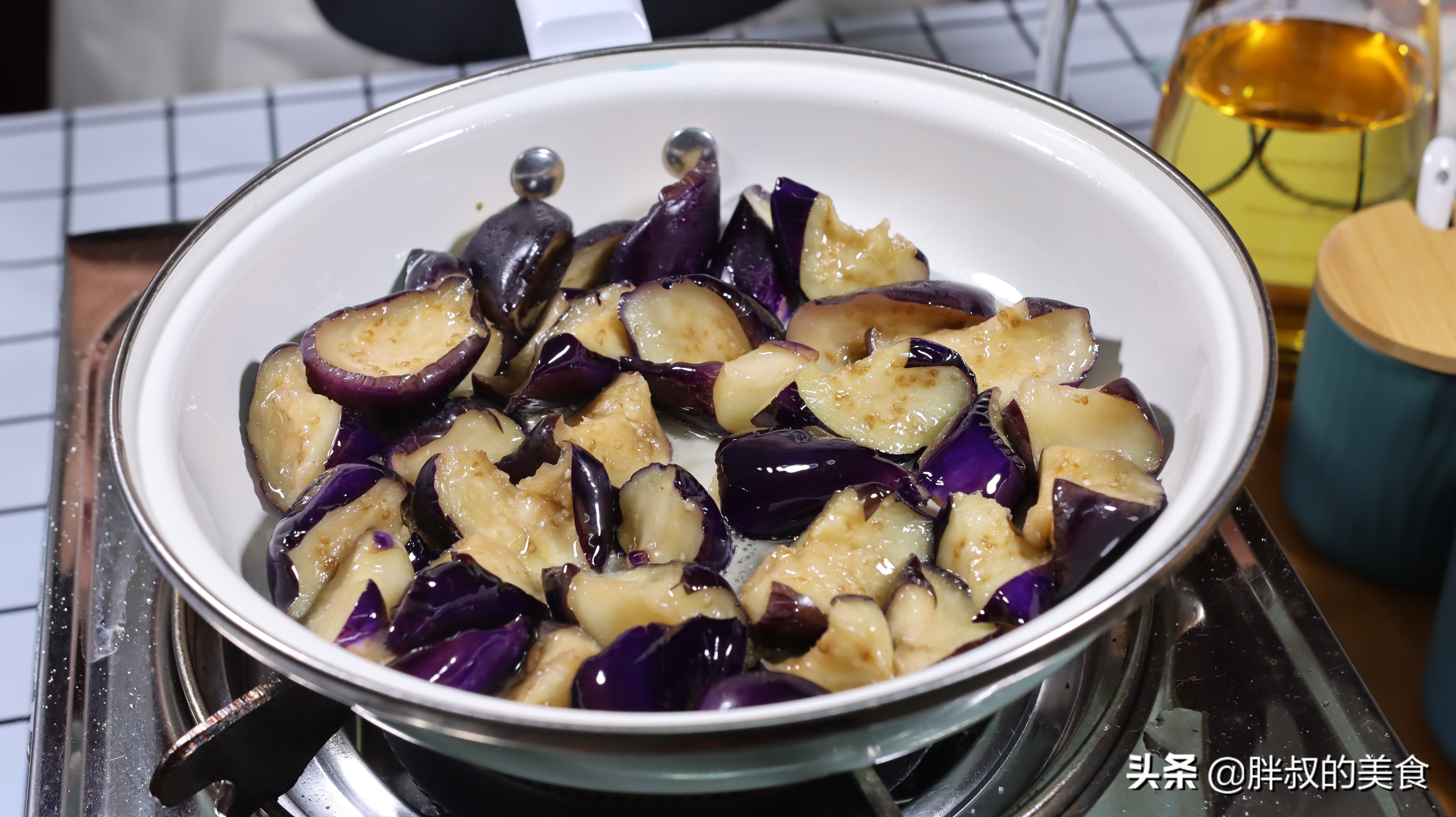 茄子烧土豆不用油炸怎么做才好吃 (油炸茄子怎么炸又酥又脆红烧茄子)