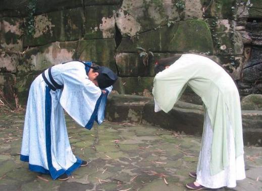 就因他的慧眼识珠，地位卑微的庶子成为了当之无愧的君王