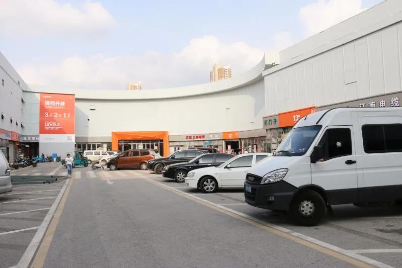 升级改造后的农贸市场夜景太美了,改造升级的农贸市场变靓了