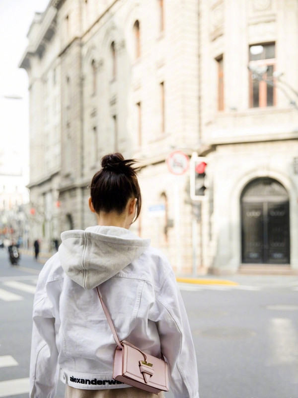 袁姗姗出门真壕气，穿5990夹克挎22350粉包，33岁依旧少女感十足