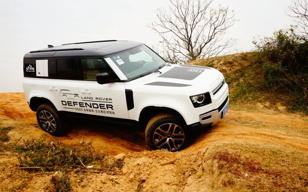 试驾路虎全新卫士,路虎卫士110p400x和暗黑特别版区别