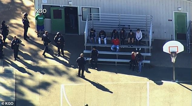 美17岁男孩枪杀2名示威者,美国17岁少年持枪当街扫射40余枪