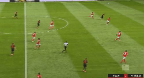 德甲大黑马5-0迎来疯狂大胜!6400万射手王帽子戏法,54分升至第3