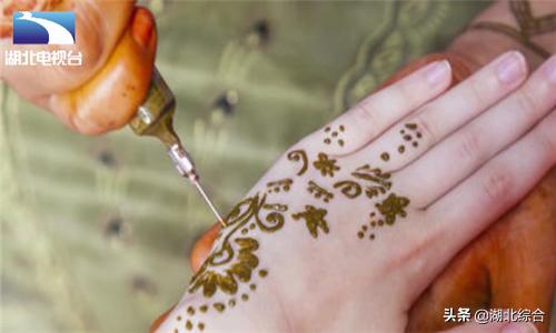 女子非洲旅游手绘纹身，不料红肿发痒患皮炎，医生：小心传染艾滋