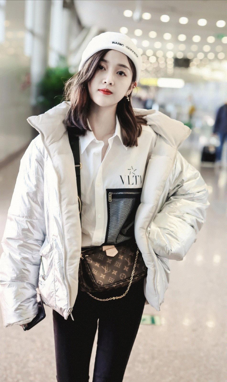 吴宣仪同款机场棕色格子外套,吴宣仪黑皮衣配什么裤子