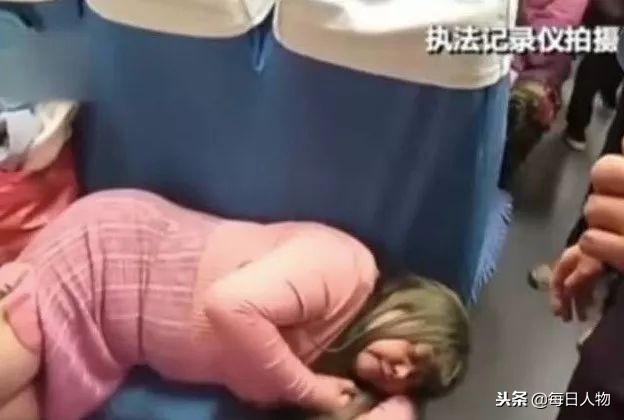 12岁男孩弑母案女孩讲述杀母过程,12岁男孩杀女童后续