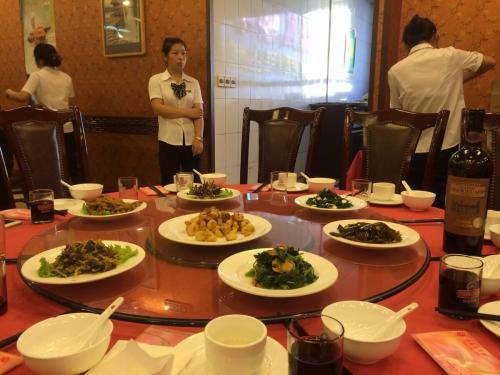 同学聚会中途偷偷买单,同学聚会大家抢着买单尴尬局面