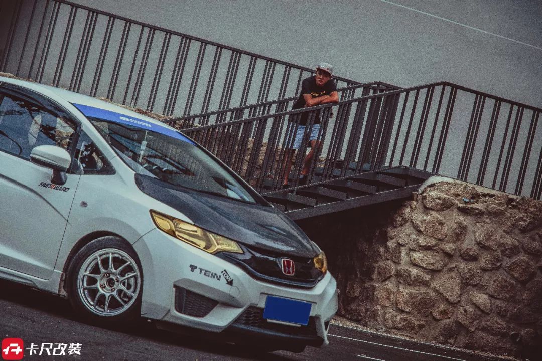 白色本田飞度潮享版怎么改装好看,7万买飞度60万改装