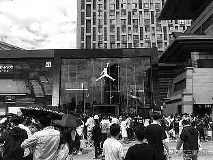 一双球鞋炒到69999元,一双球鞋2000钱