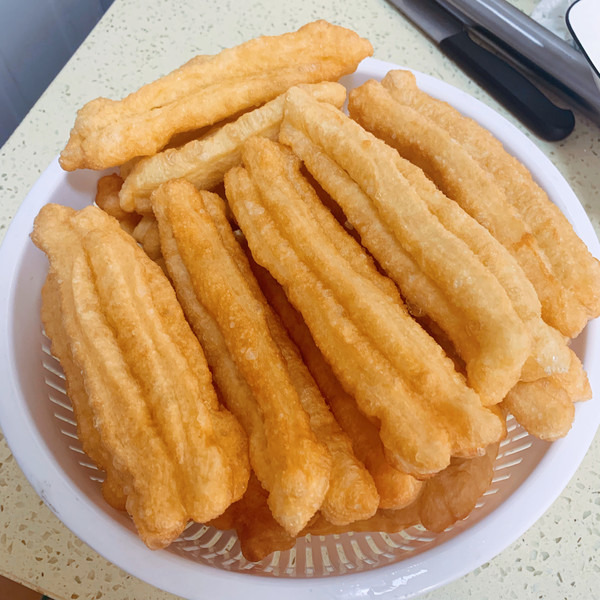 炸油条怎么做到蓬松酥脆又好吃,如何炸油条又脆又蓬松在家做