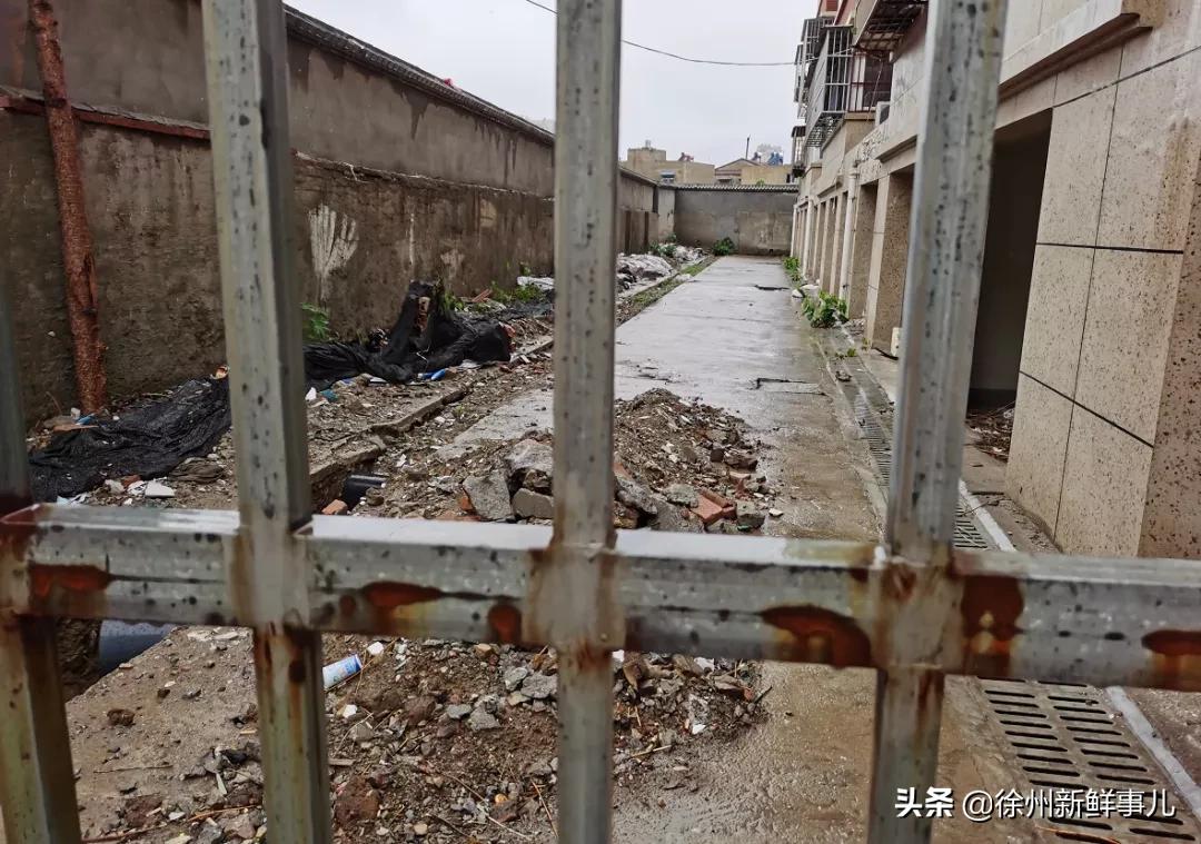 水管裸露电线乱拉！徐州这家楼盘被业主疯狂吐槽，中介都不建议买