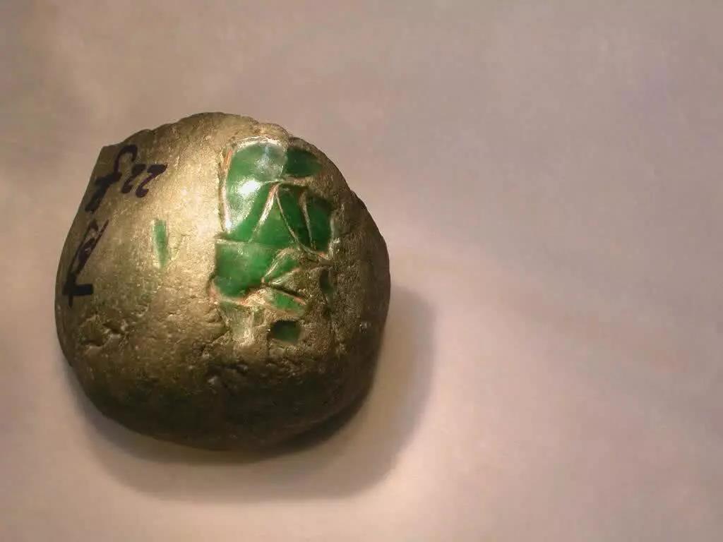 男子在赌石市场随便买了一块石头,男子在路边低价买了块石头