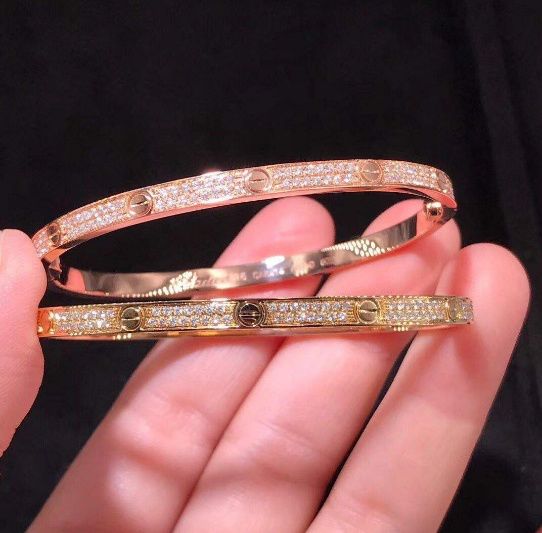 黄金圆棍手镯和扁平手镯优缺点,怎么看自己适合什么样的黄金手镯