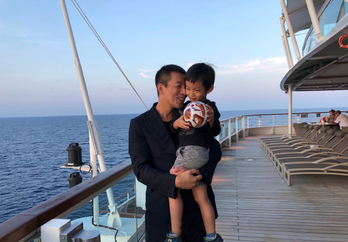 汪小菲晒儿子正面照，3岁汪希箖穿T恤可爱，长腿随爸，长相随大S